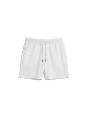 Pantaloncini casual bianchi con vita elasticizzata, coulisse, tasche laterali e piccolo logo sulla gamba inferiore sinistra, mostrati su uno sfondo semplice.