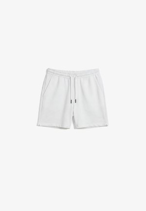 Pantaloncini casual bianchi con vita elasticizzata, coulisse, tasche laterali e piccolo logo sulla gamba inferiore sinistra, mostrati su uno sfondo semplice.