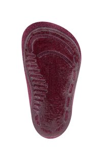 Burgundowe skarpetki o teksturowanej powierzchni, z wzorzystą podeszwą i zaokrąglonym górnym brzegiem. Projekt zawiera rowki komfortowe dla wsparcia.
