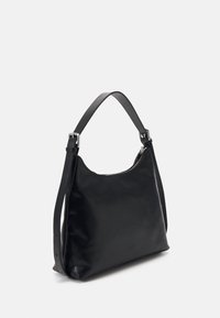 Borsa a tracolla in pelle nera con tracolla regolabile e zip argentata, mostrata su uno sfondo bianco uniforme.
