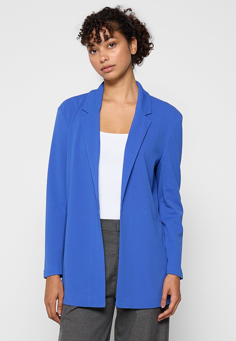 Blauer Blazer mit strukturierter Silhouette, langen Ärmeln, Reverskragen und einem offenen Design. Der Stoff wirkt glatt und leicht.