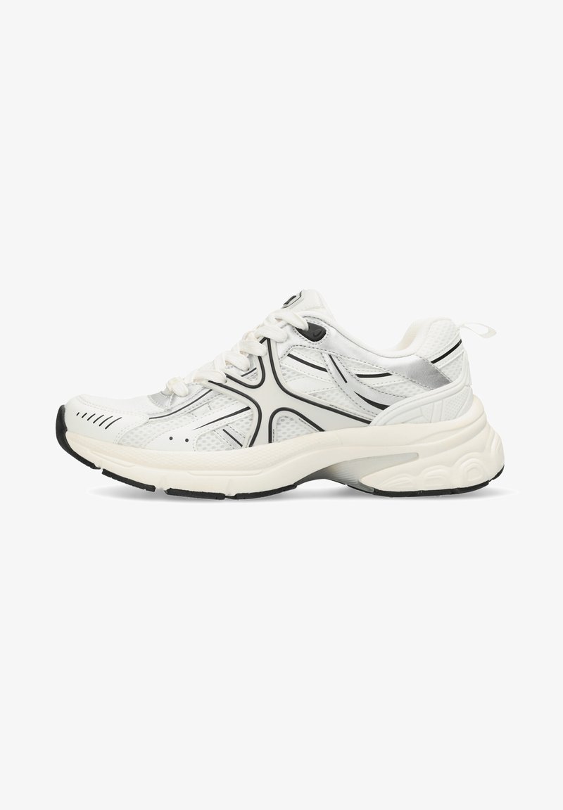 Weißer Sportschuh mit Netz-Obermaterial, schwarzen Akzenten, strukturiertem Boden und reflektierenden Details. Schnürdesign mit gepolstertem Kragen.