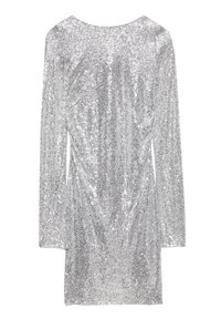 Strieborné šaty s trblietavými flitrami, dlhými rukávmi, priliehavým strihom a záhybovým dizajnom. Hladká textúra so lesklým povrchom a odrazivými akcentmi.