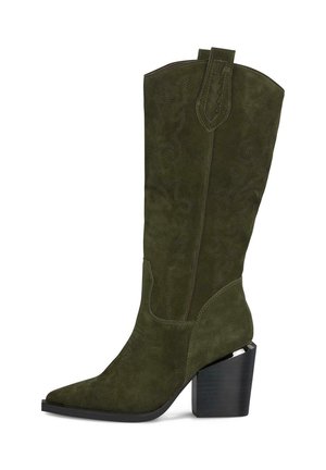 Botte de cowboy en nubuck vert avec un bout pointu, hauteur mi-mollet, couture décorative et un talon bloc. Présente une languette de tirage en haut.