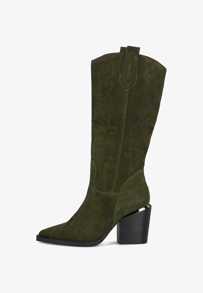 Stivale da cowboy verde in suede con punta affusolata, altezza fino al polpaccio, cuciture decorative e tacco a blocco. Presenta un nodo di trazione nella parte superiore.