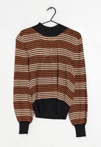 Hnědý a béžový pletený svetr s horizontálními proužky, žebrovaným černým výstřihem a manžetami, s texturovanou tkaninou a mírně nafouklými rukávy.