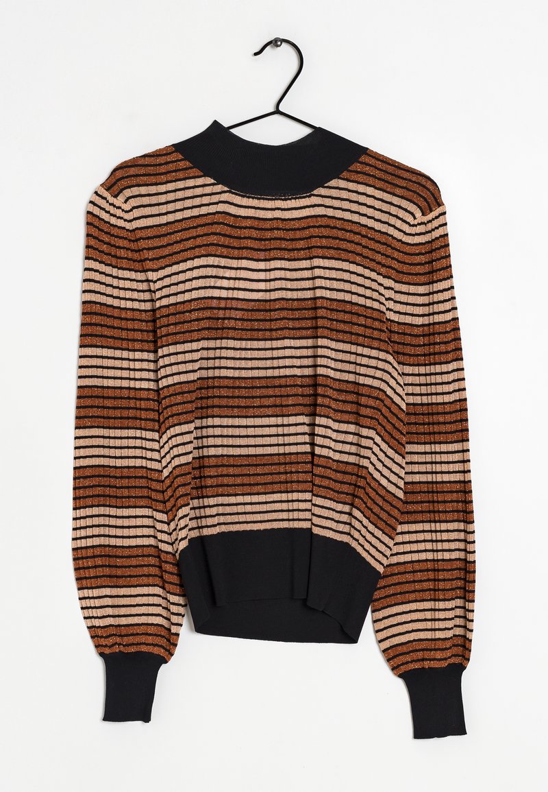 Hnědý a béžový pletený svetr s horizontálními proužky, žebrovaným černým výstřihem a manžetami, s texturovanou tkaninou a mírně nafouklými rukávy.