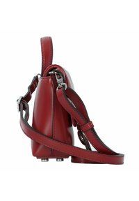 Bolso de mano de cuero rojo con un diseño elegante, que cuenta con una correa desmontable, textura suave y detalles en metal plateado. La parte inferior tiene patas de metal.