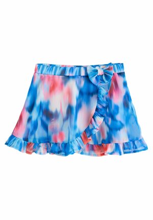 Kurze, ausgestellte Wickelröcke im Batikmuster in Blau, Pink und Weiß. Mit einem Rüschensaum und einer Schleifenapplikation am Bund.
