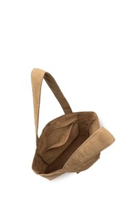 Borsa tote in suede beige con una superficie morbida, dotata di due tasche interne e una spallina unica. Design aperto per un facile accesso.