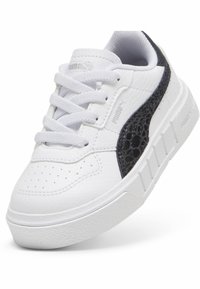 Weißer Sneaker mit Obermaterial aus strukturiertem Leder, versehen mit einem schwarzen, gemusterten Akzent an der Seite, rundem Zehenbereich und dicker Gummisohle.