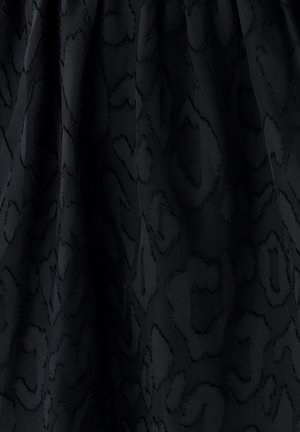 Zwarte stof met subtiele verhoogde luipaardprinttextuur en zachte plooien.