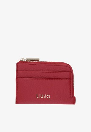 Portafoglio in pelle rossa con finitura testurizzata, dotato di più scomparti per carte e un compartimento con zip, logo impresso in oro.