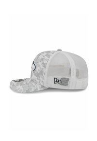 Graue Camouflage-Baseballcap mit Netzrücken, gebogenem Schirm, gesticktem Logo auf der Vorderseite und kontrastierenden Nähdetails. Robustes und strukturiertes Design.