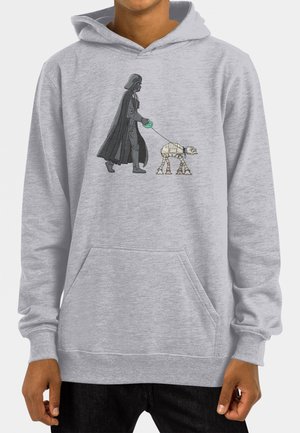 Grijze hoodie met een afbeelding van een personage in donkere kleding dat een klein robotfiguur aan een lijn uitlaat. Het materiaal lijkt zacht en textuur te hebben.