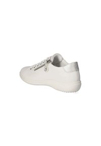 Sneaker en cuir blanc avec un bout rond, une semelle texturée, un accent argenté au talon et une fermeture éclair fonctionnelle sur le côté.