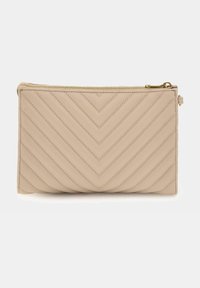Bolsito de cuero beige con patrón de acolchado en forma de chevron, cierre de cremallera dorada y textura suave. Forma rectangular compacta.