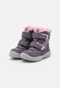 Stivaletti viola scuro con fodera morbida rosa chiaro, due cinturini regolabili, suola grigia texturizzata e motivo a pois sui lati.