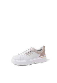 Sneaker bianca con tomaia teksturizzata, con dettagli in suede beige, hardware dorato sulla suola e design a piattaforma.