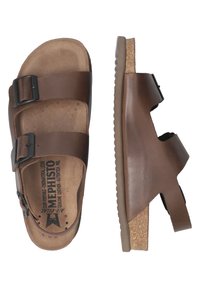 Sandales en cuir marron avec double boucle ajustable, semelle en liège ergonomique et semelle en caoutchouc texturé aux bords arrondis.