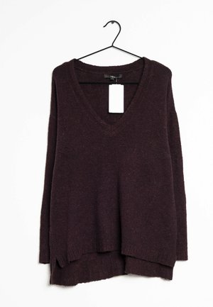 Pull marron foncé à col en V manches longues avec ourlet superposé, suspendu sur un cintre en fil noir avec une étiquette de prix blanche vierge sur fond blanc.
