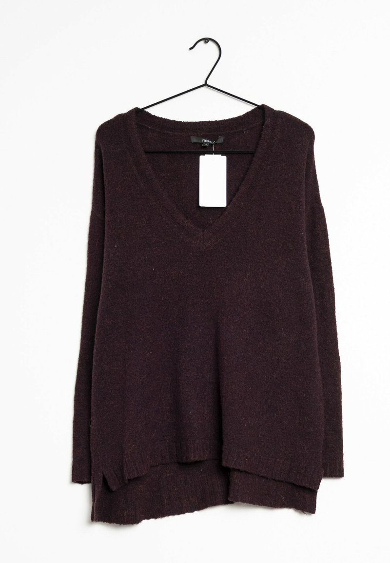 Pull marron foncé à col en V manches longues avec ourlet superposé, suspendu sur un cintre en fil noir avec une étiquette de prix blanche vierge sur fond blanc.