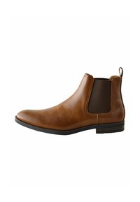 Bota Chelsea de cuero marrón con paneles laterales elásticos, puntera redondeada, tirador y suela de goma texturizada. Diseño elegante y versátil.