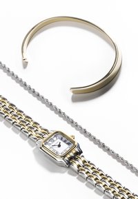 Montre en or et en argent avec un cadran rectangulaire, un fond blanc et des index horaires noirs. Accompagnée d'un bracelet en or élégant et d'une chaîne en argent.