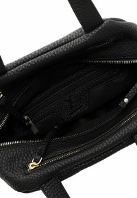 Sac tote en cuir noir avec un extérieur texturé. Comprend un compartiment principal zippé, des poches intérieures et des accents en métal doré.