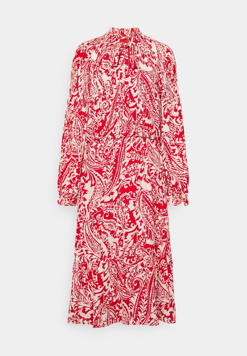 Vestito lungo rosso e bianco a fiori con scollatura alta, maniche lunghe e vita elastica. Presenta un motivo paisley su tutta la superficie.
