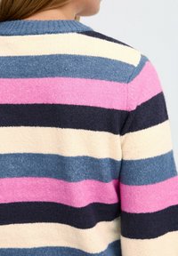 Pull en tricot avec un col côtelé, présentant des rayures horizontales en rose, marine, bleu clair, blanc crème et bleu foncé. Texture douce.