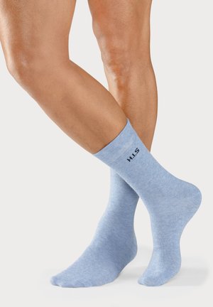 Hellblaue Baumwollsocken mit weicher Textur, geripptem Bündchen und "H.I.S."-Logo in dunkler Schrift im Knöchelbereich.