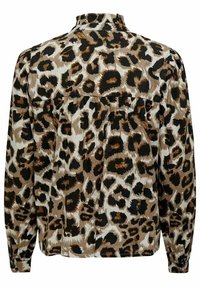 Blouse à manches longues imprimé léopard avec empiècement froncé, col montant à volants et poignets boutonnés dans des tons beige, marron, noir et blanc.
