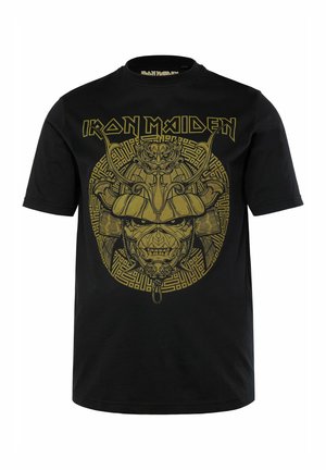 Zwarte katoenen t-shirt met een gele grafische afbeelding van een figuur in samurai-stijl met ingewikkelde patronen en de tekst "Iron Maiden" erboven.
