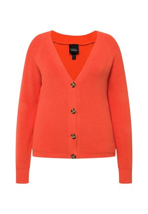 Korálově oranžový cardigan s výstřihem do V, dlouhými rukávy, strukturovaným pletením a pěti hnědými knoflíky vpředu. Měkký materiál s žebrovanými lemy.