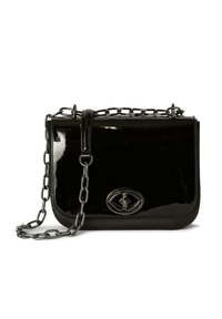 Borsa a tracolla in pelle verniciata nera con forma curva, tracolla in catena argentata e un logo ovale prominente sul davanti. Finitura lucida, design minimalista.