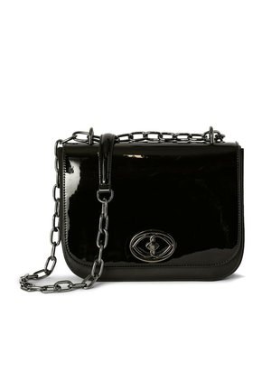Sac à main en cuir verni noir avec une forme incurvée, une chaîne argentée et un logo ovale proéminent à l'avant. Fini brillant, design minimaliste.