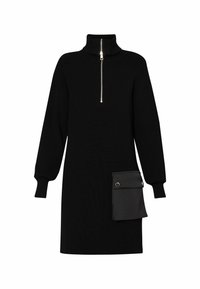 Robe tricotée noire à manches longues avec col montant et fermeture éclair à l'avant, présentant une grande poche amovible sur le côté droit.