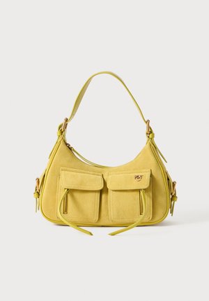 Gelbe Wildleder-Handtasche mit geschwungener Form, verstellbarem Schultergurt und zwei Vorderfächern. Sie hat goldene Hardware-Akzente.