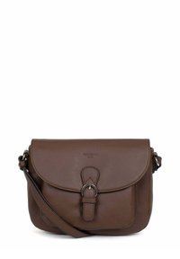 Borsa a tracolla in pelle marrone con chiusura a pattina e hardware in metallo. Presenta una superficie liscia e una tracolla rimovibile.