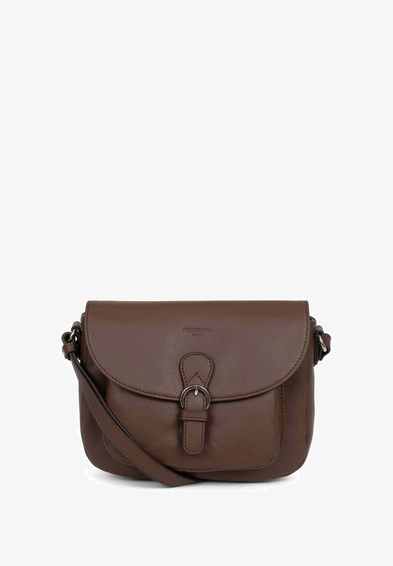 Borsa a tracolla in pelle marrone con chiusura a pattina e hardware in metallo. Presenta una superficie liscia e una tracolla rimovibile.