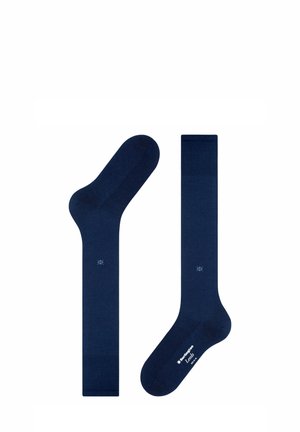 Marineblauwe katoenen sokken met een gladde textuur, voorzien van een verstevigde hiel en teen, en een klein logo op de zool.