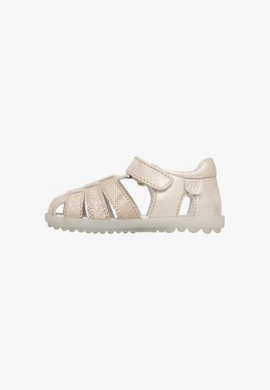 Sandalo beige chiaro per bambino piccolo con punta chiusa, multiple fasce, chiusura a strappo e suola in gomma testurizzata.