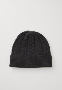 Beanie nero lavorato a maglia con motivo a trecce e bordo a coste. La texture appare morbida e calda, adatta per il freddo.