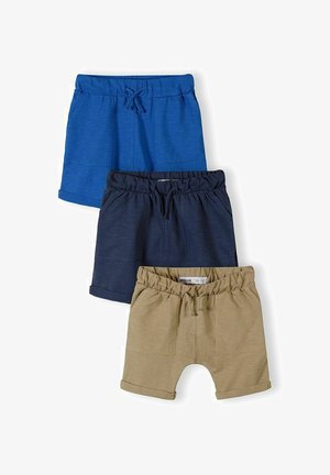 Trois paires de shorts pour tout-petits en bleu, marine et beige avec des ceintures élastiques et des ourlets roulés, empilées verticalement sur un fond blanc.