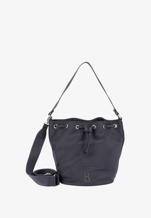 Borsa secchiello in nylon blu navy con chiusura a coulisse, dettagli in metallo argentato e tracolla regolabile. Presenta una lettera "B" in rilievo sul davanti.