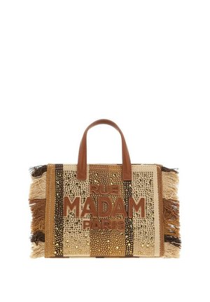 Borsa a tracolla rettangolare con manici in pelle marrone, tessuto a righe beige e marrone, borchie dorate, bordi sfrangiati e scritta "Rue Madam Paris" sul davanti.