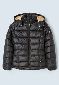 Černá prošívaná bunda s předním zipem, vysokým límcem a odnímatelnou kapucí. Má elastické manžety, boční kapsy a béžovou podšívku.