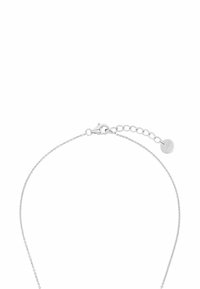 Silverarmband med en delikat kedjedesign, med en lobsterklämma och en justerbar förlängning med en liten cirkulär charm.