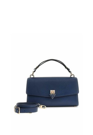 Sac à main en cuir bleu marine avec poignée supérieure, fermoir doré avec logo Guess, et bandoulière réglable amovible.